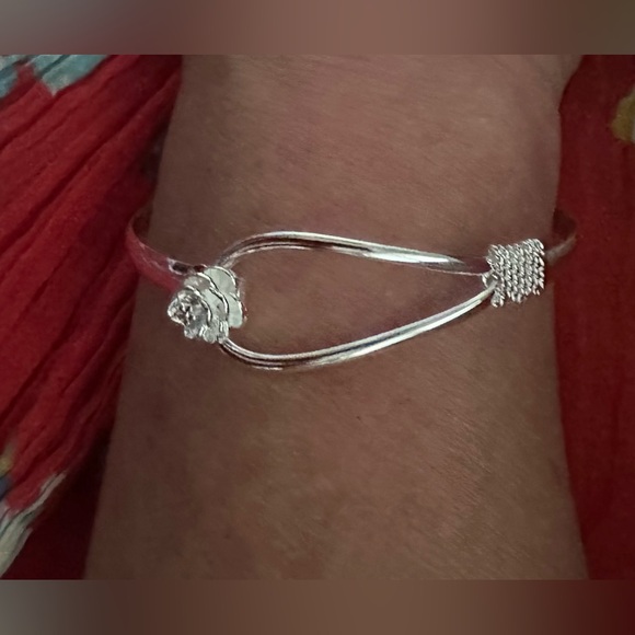New~Silver Rose Bracelet - Picture 2 of 5